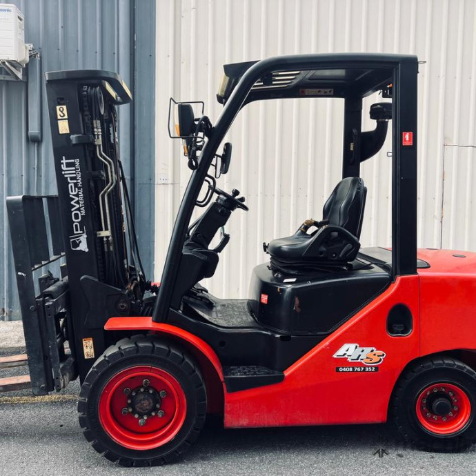 Used Low Hour 3000kg Diesel Forklift 
